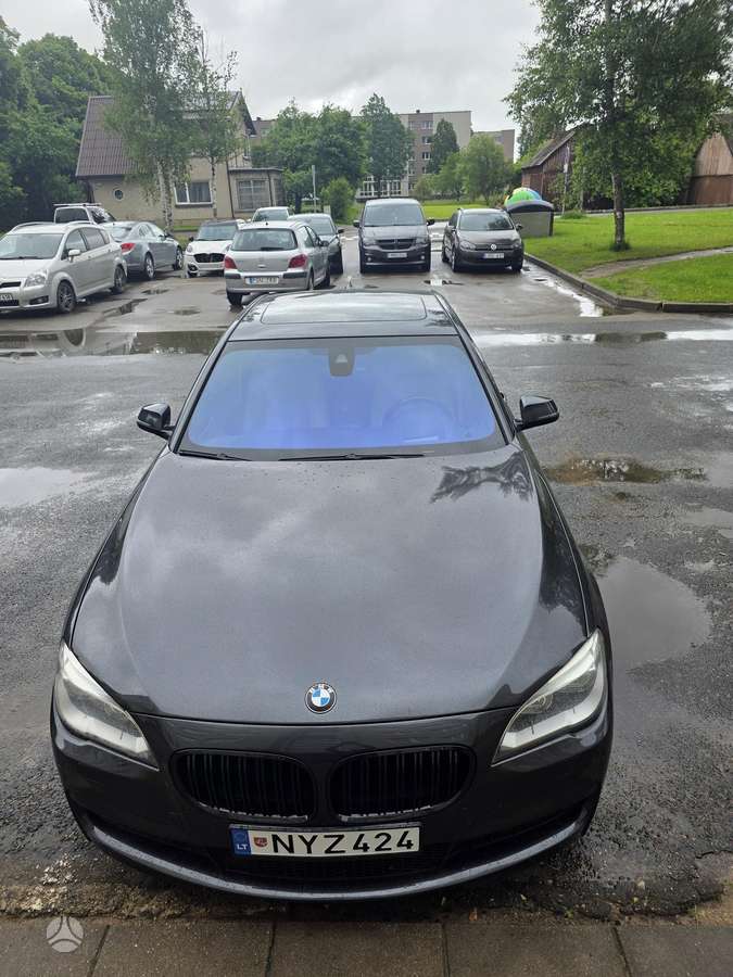 BMW 750, 4.4 l., Седан