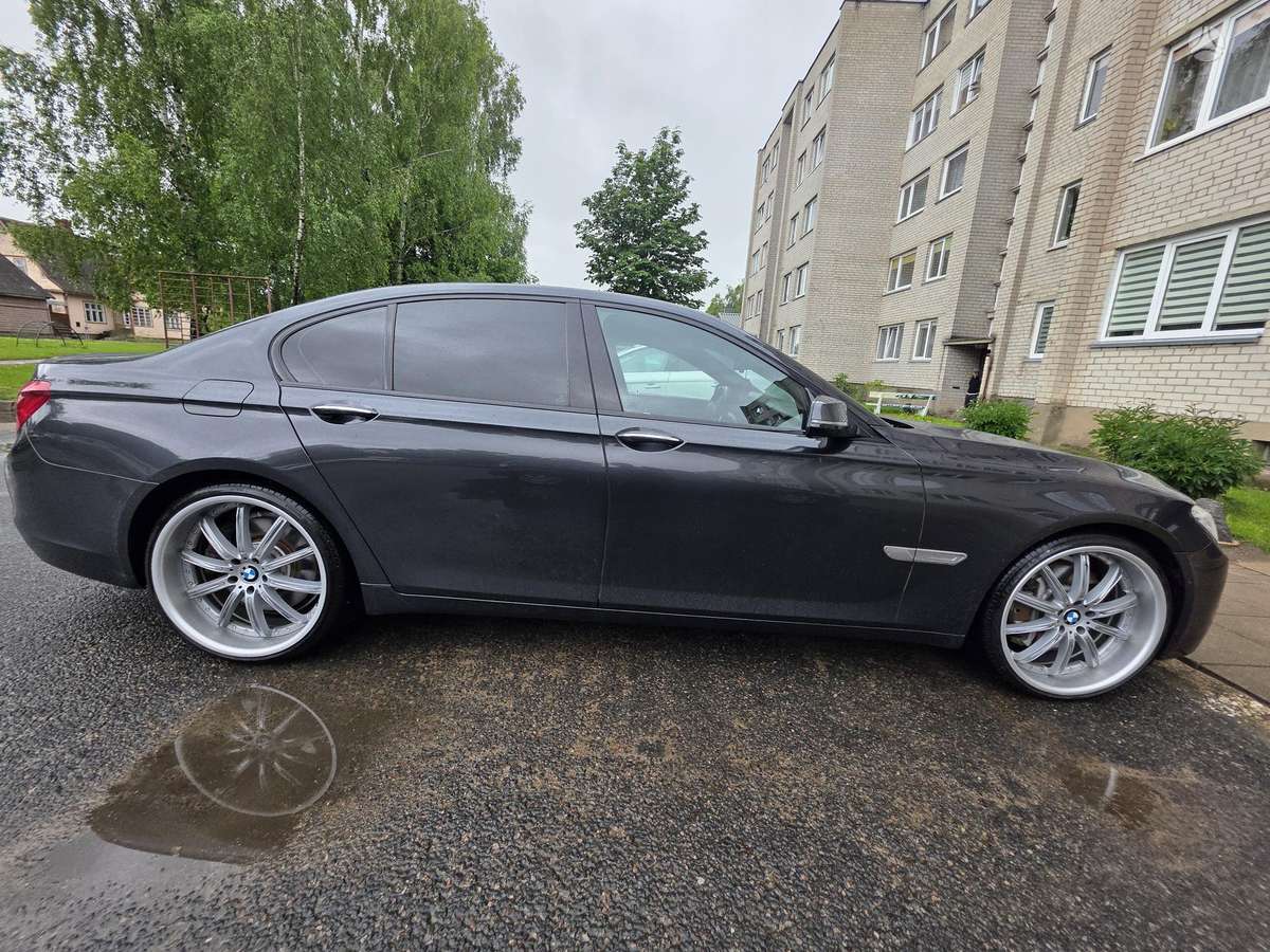 BMW 750, 4.4 l., Седан