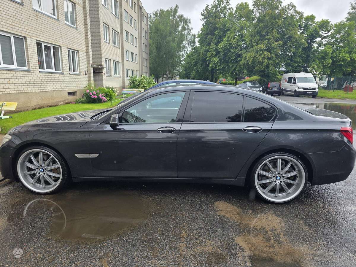 BMW 750, 4.4 l., Седан