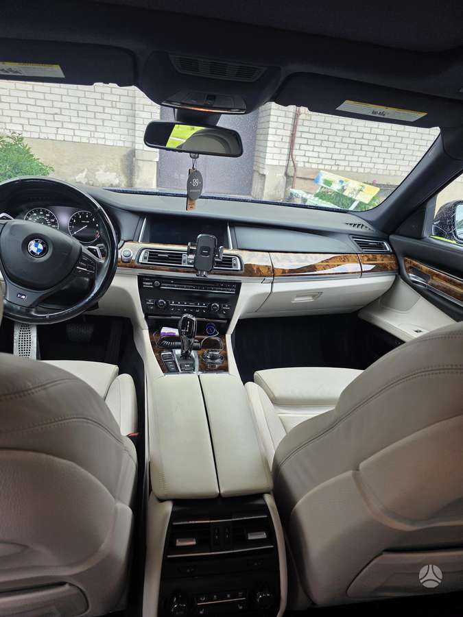 BMW 750, 4.4 l., Седан