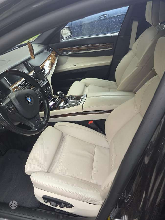 BMW 750, 4.4 l., Седан