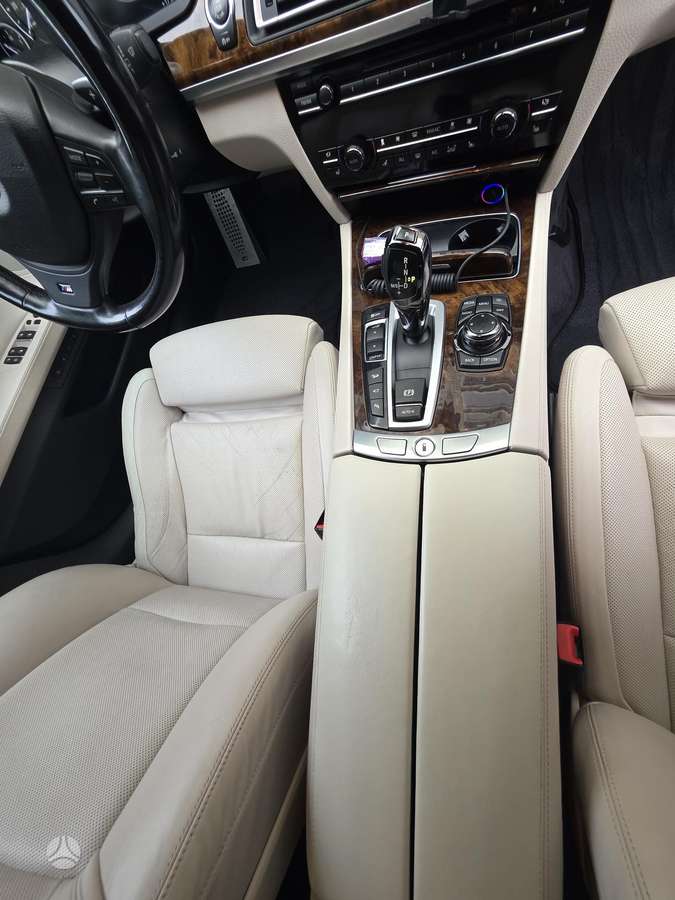 BMW 750, 4.4 l., Седан
