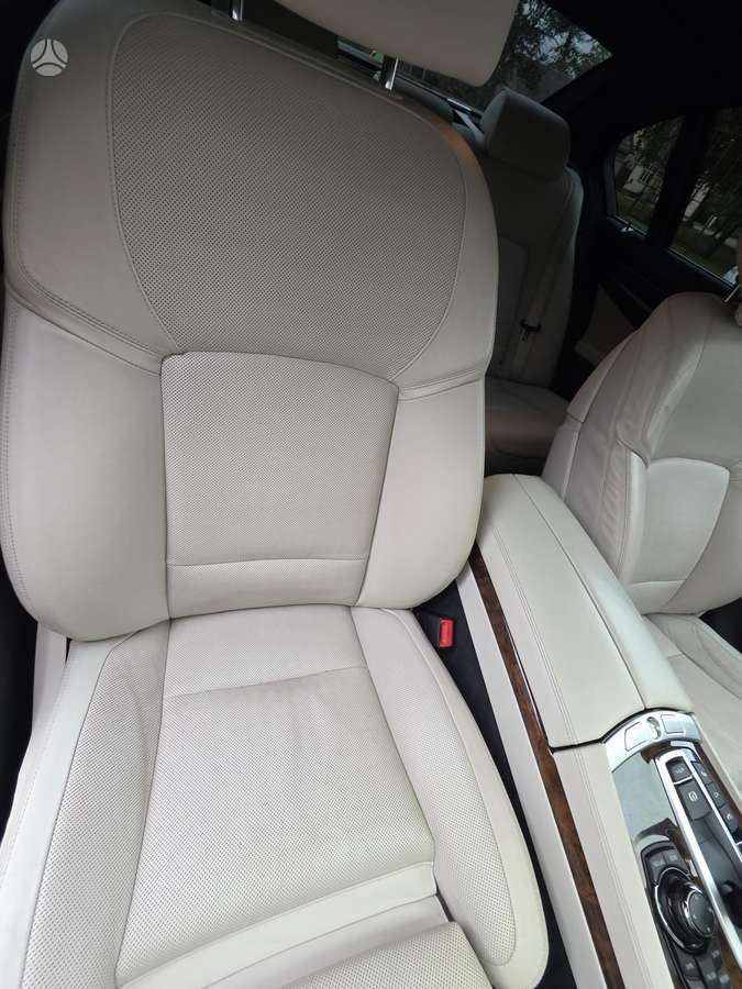 BMW 750, 4.4 l., Седан