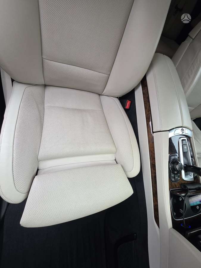 BMW 750, 4.4 l., Седан