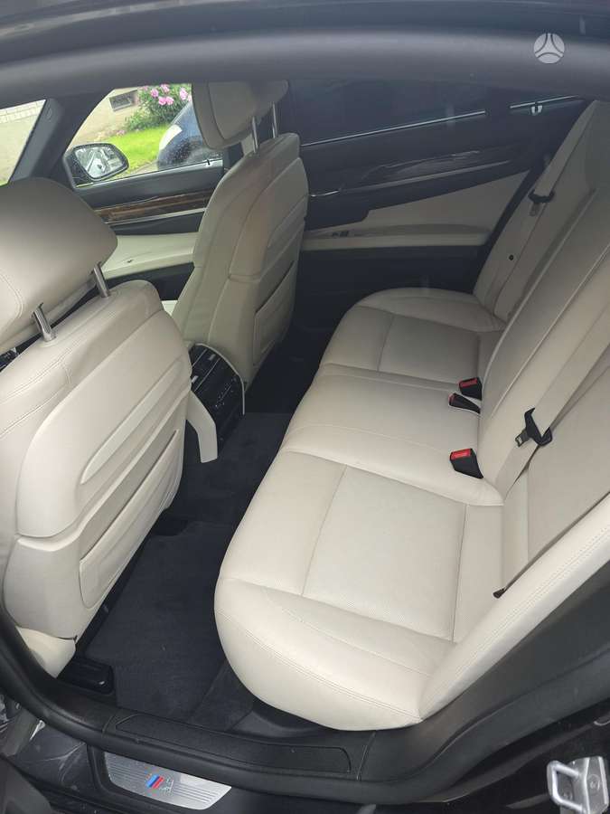 BMW 750, 4.4 l., Седан