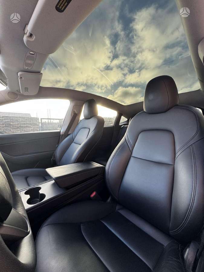Tesla Model Y - 9