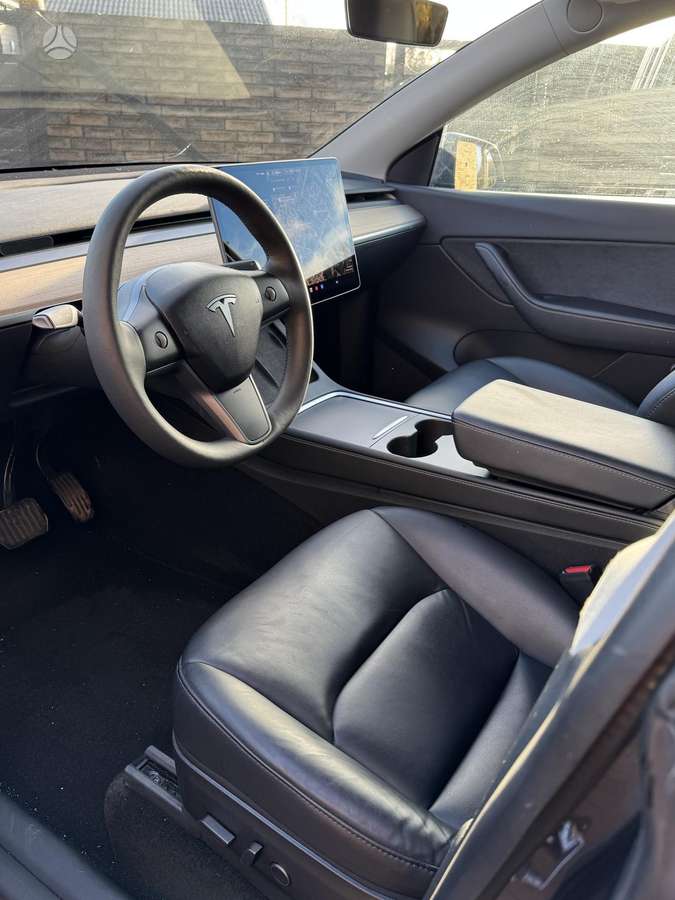 Tesla Model Y - 8