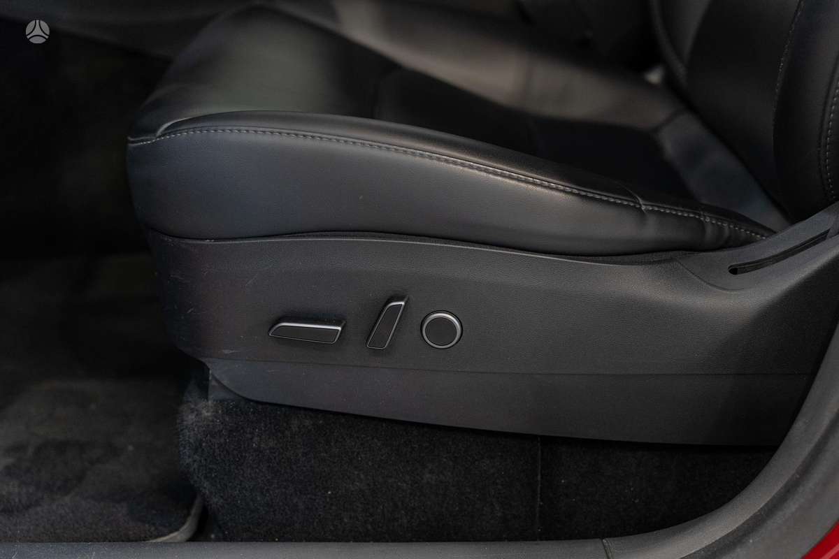Tesla Model Y - 10