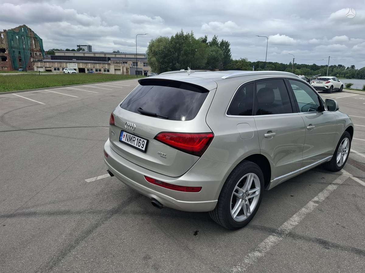 Audi Q5, 2.0 l., off-road / crossover