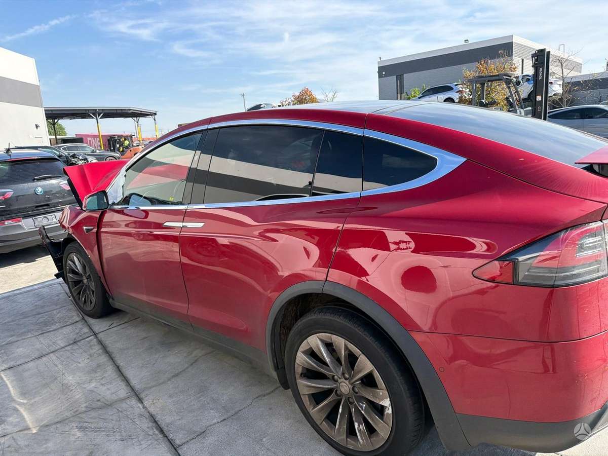 Tesla Model X, 75 кВт·ч, Внедорожник / Кроссовер