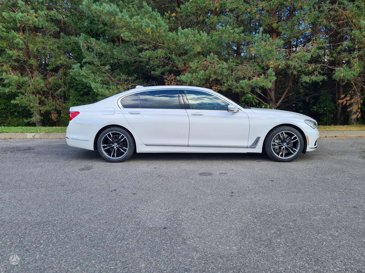 BMW 750, 4.4 l., Седан