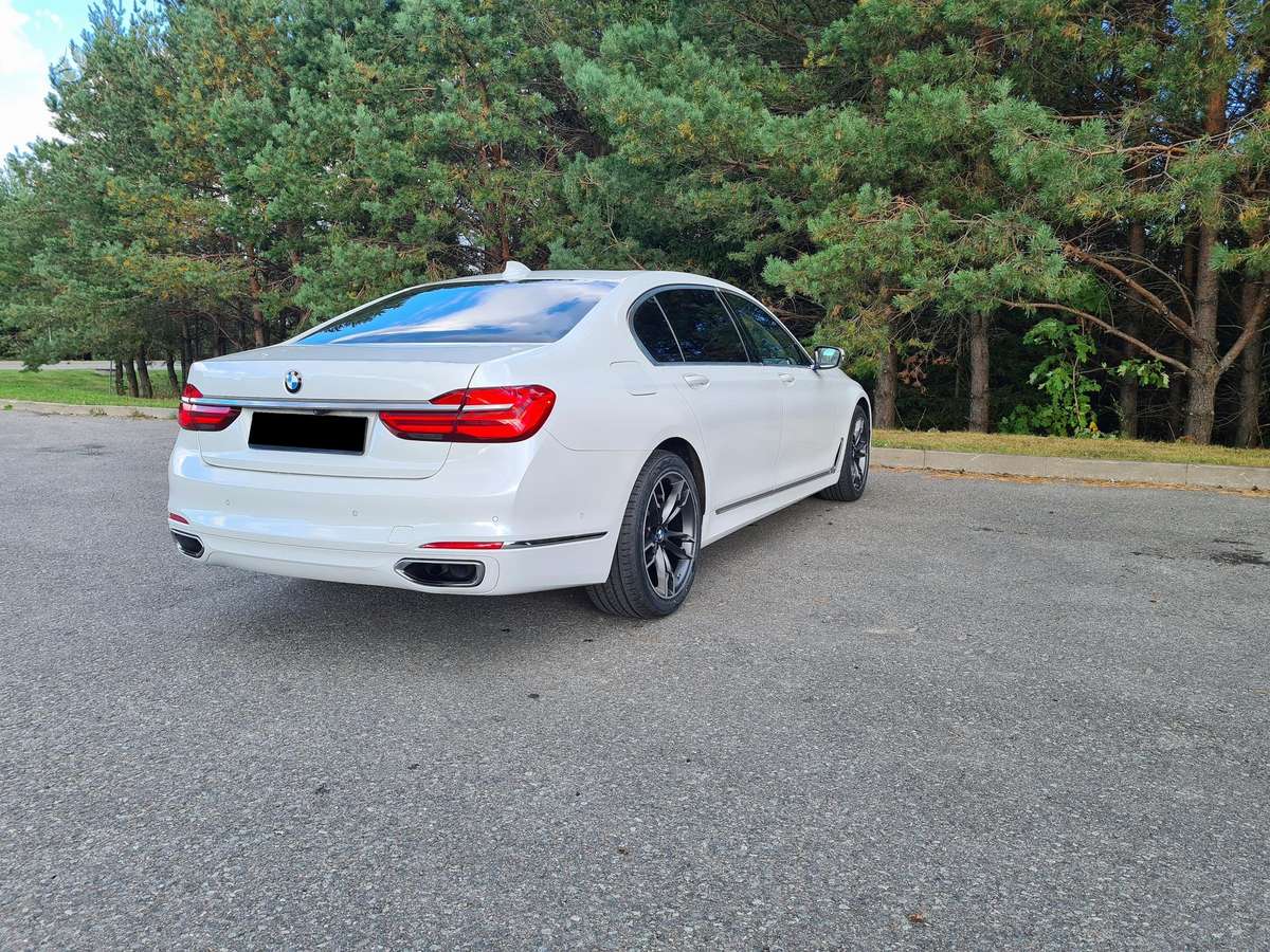 BMW 750, 4.4 l., Седан