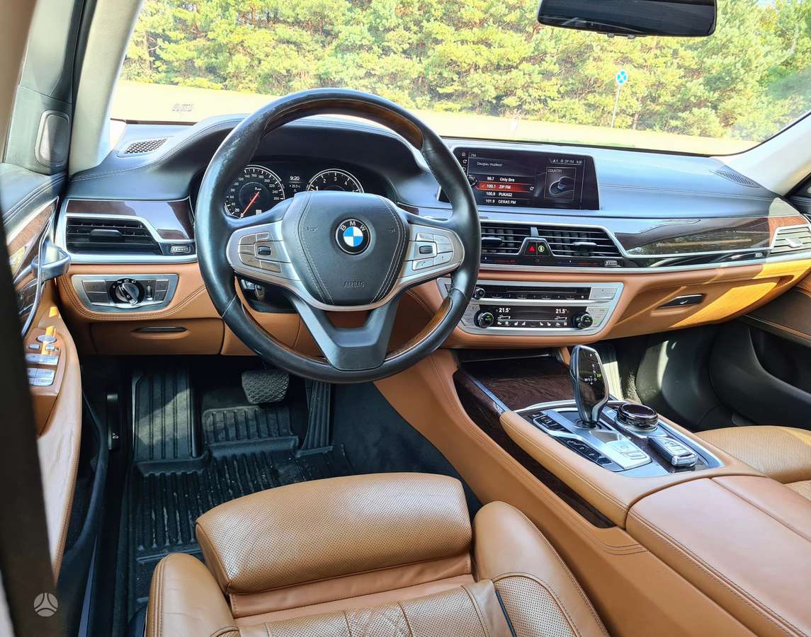BMW 750, 4.4 l., Седан
