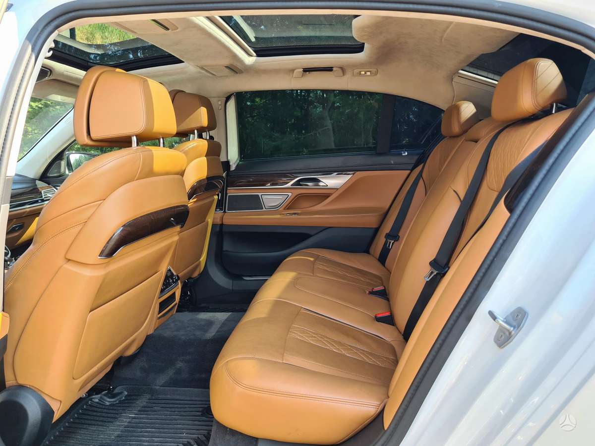 BMW 750, 4.4 l., Седан