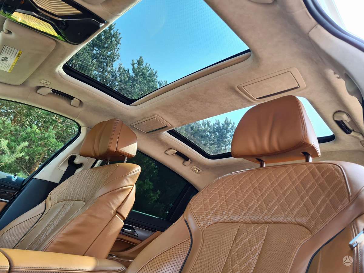 BMW 750, 4.4 l., Седан
