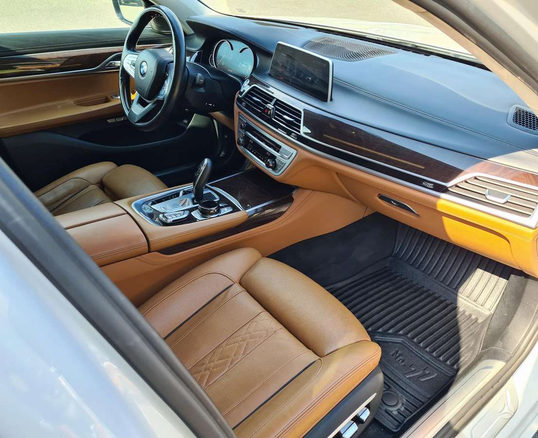 BMW 750, 4.4 l., Седан