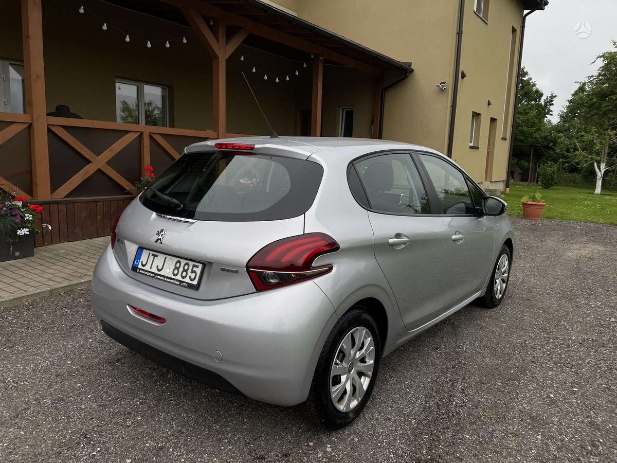 Peugeot 208, 1.2 l., hatchback