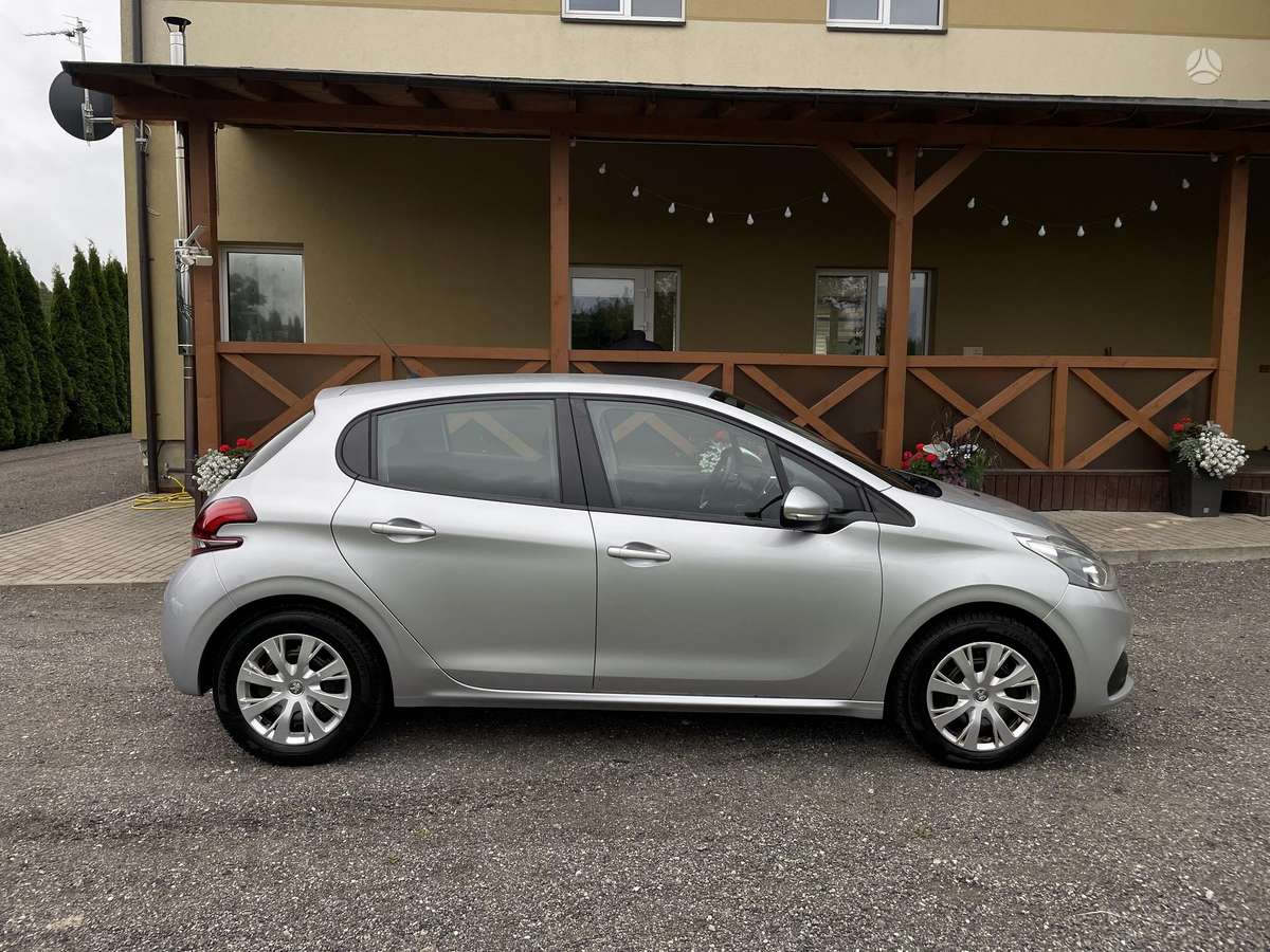 Peugeot 208, 1.2 l., hatchback