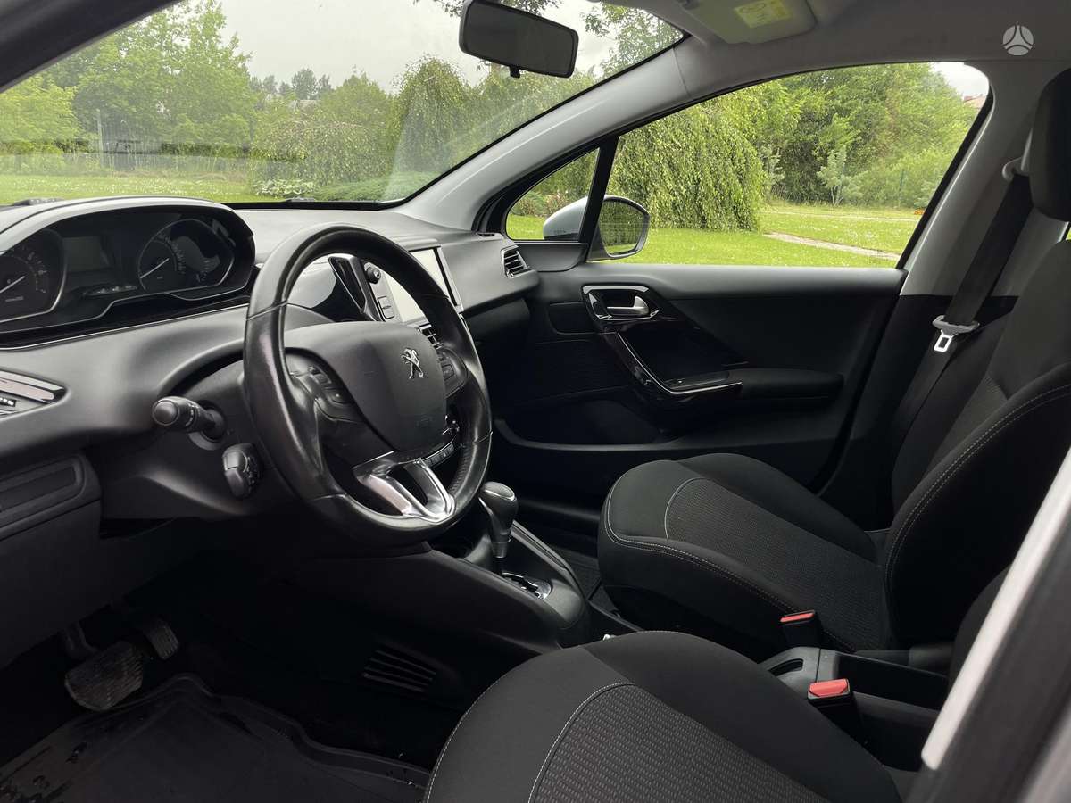 Peugeot 208, 1.2 l., hatchback