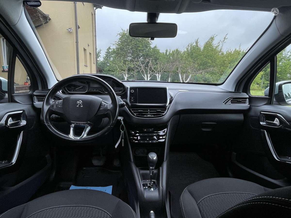 Peugeot 208, 1.2 l., hatchback