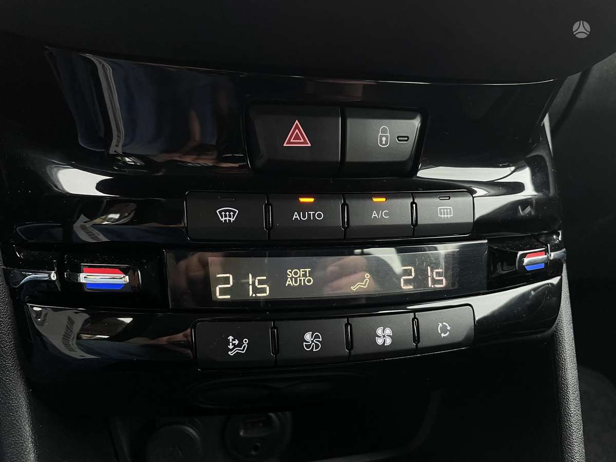 Peugeot 208, 1.2 l., hatchback