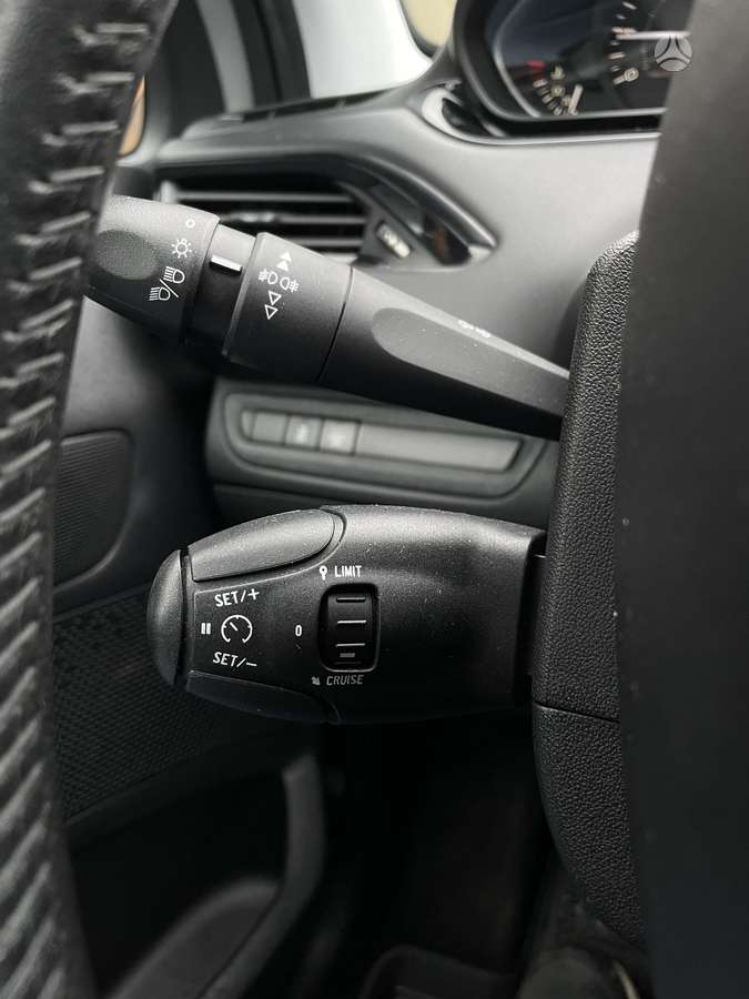 Peugeot 208, 1.2 l., hatchback