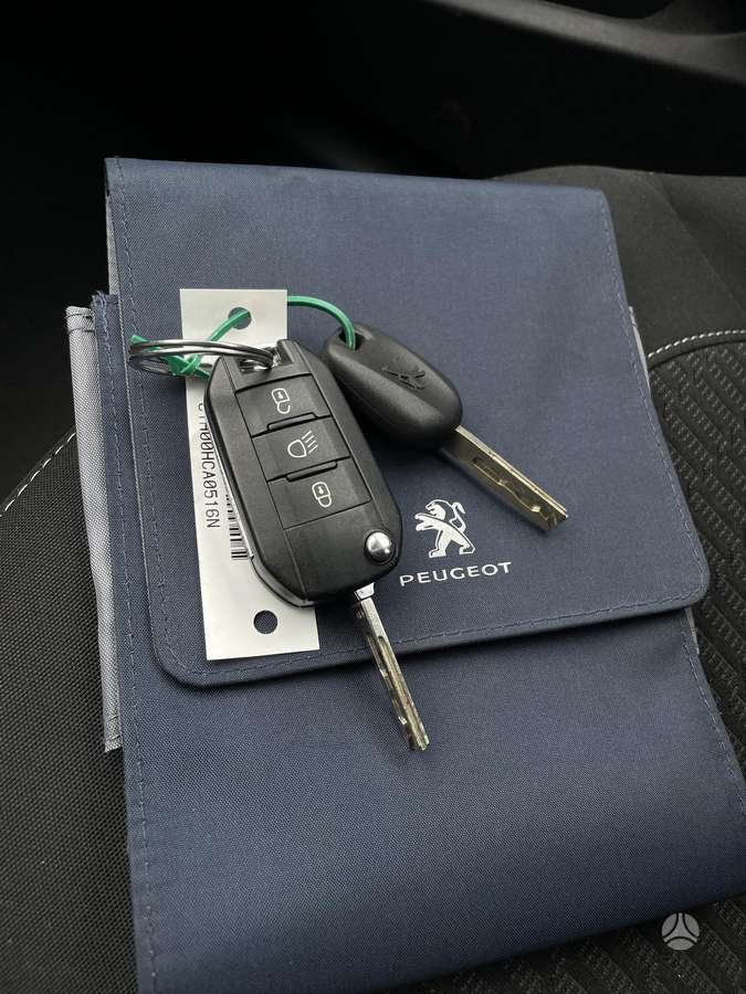 Peugeot 208, 1.2 l., hatchback