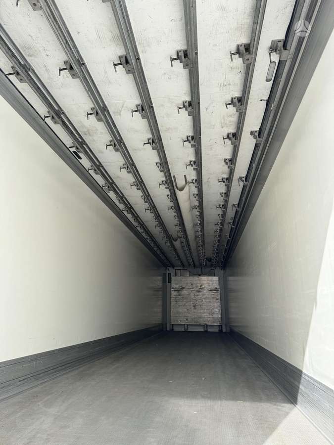 Schmitz SKO24, kablinis (with meat hooks), refrigerated