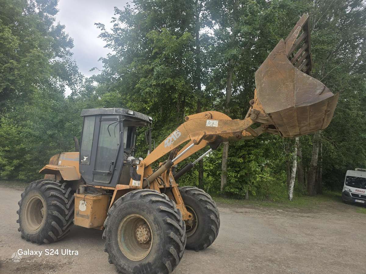 Case 421B, frontal loader