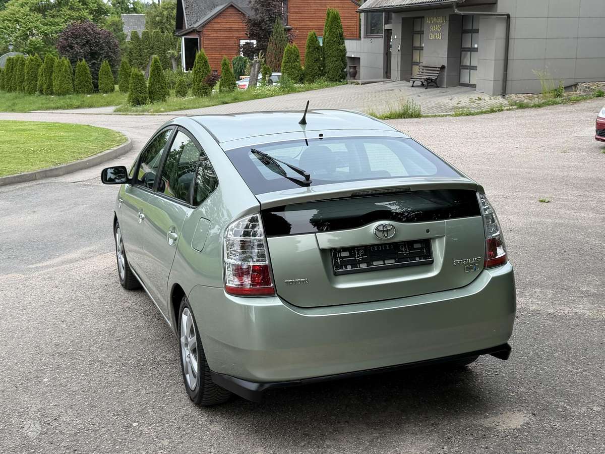 Toyota Prius - 4