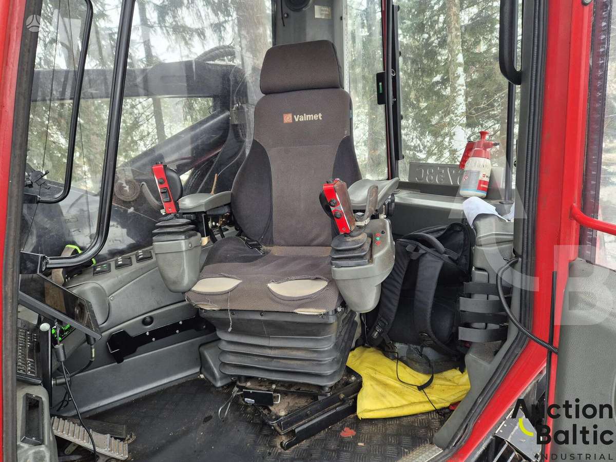 Komatsu 931, harvesters