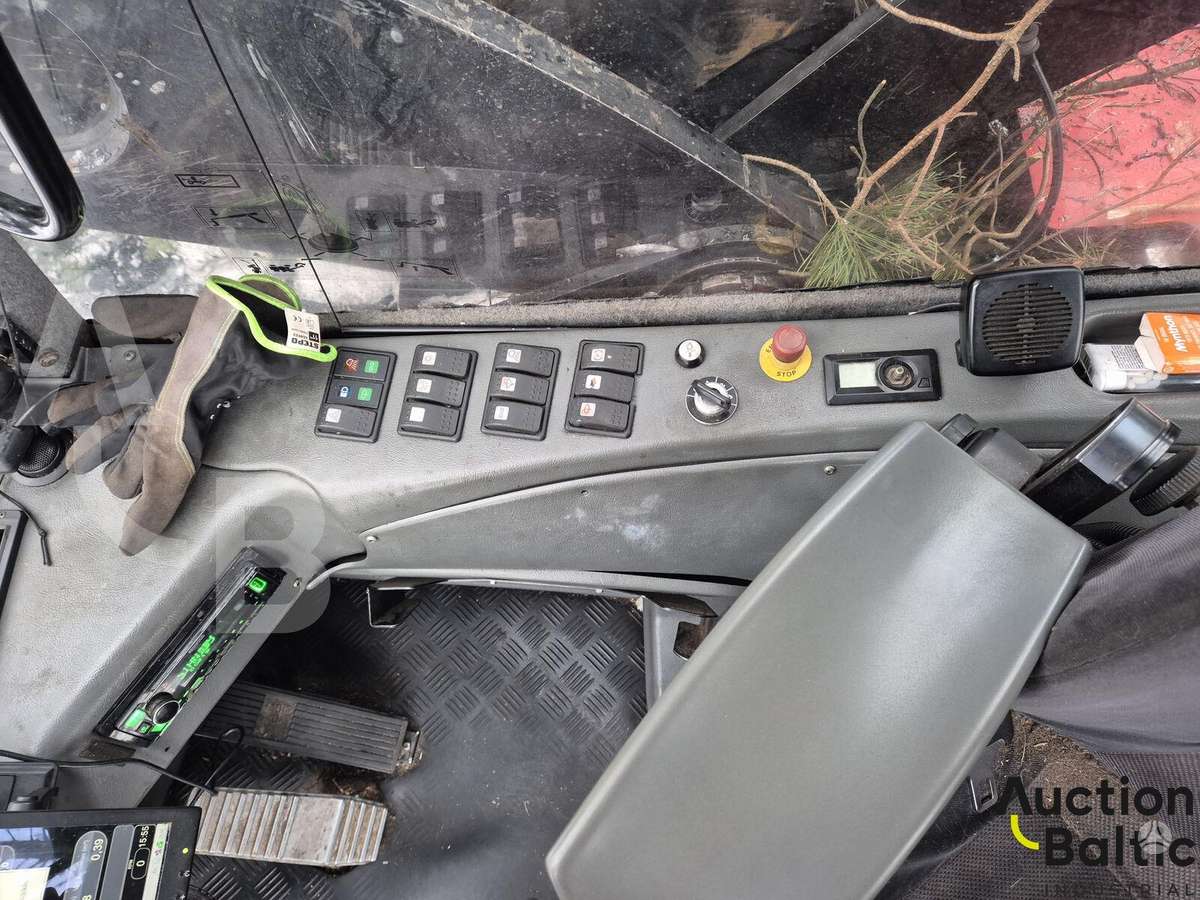 Komatsu 931, harvesters