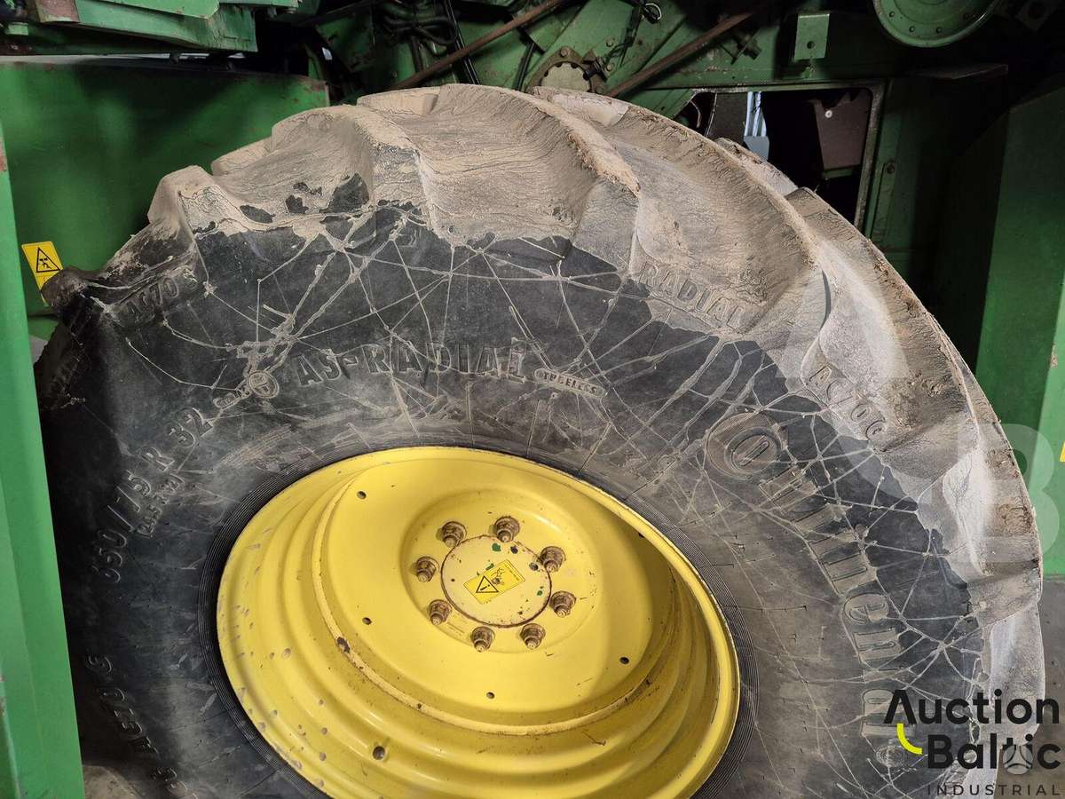 John Deere 2058, kombainai