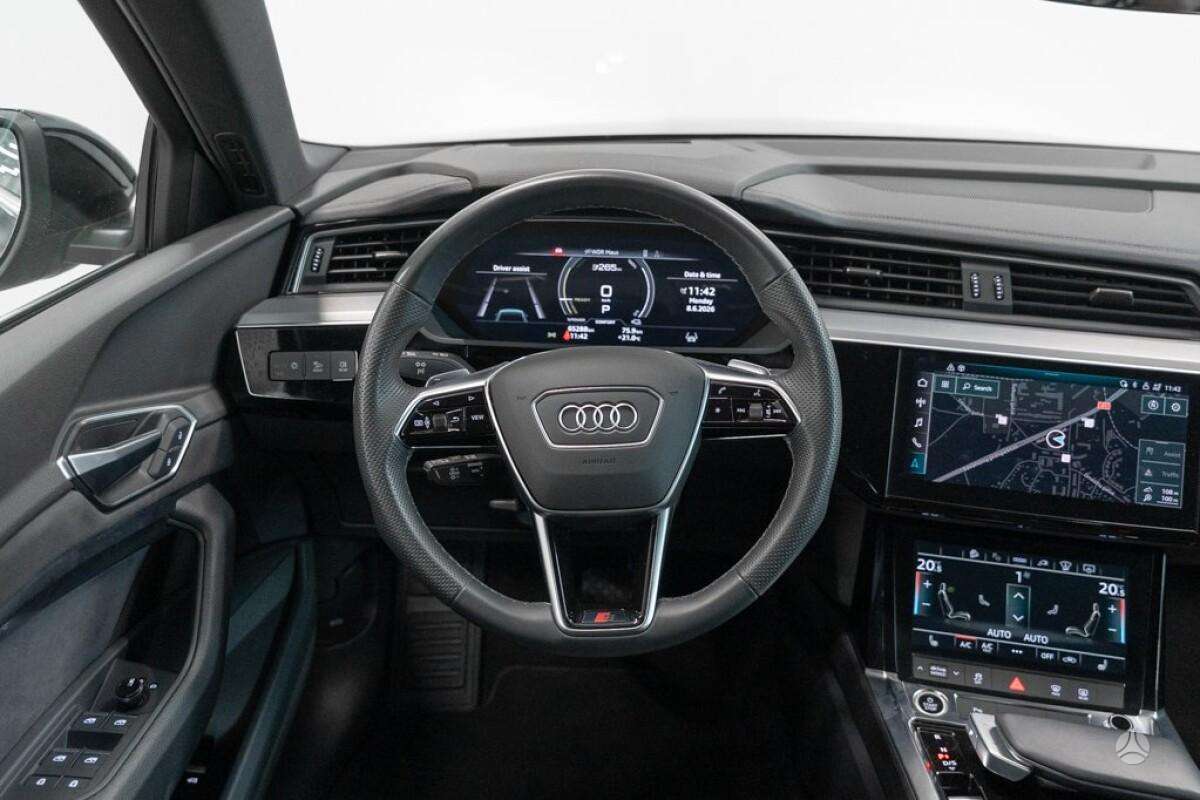 Audi e-tron, off-road / crossover