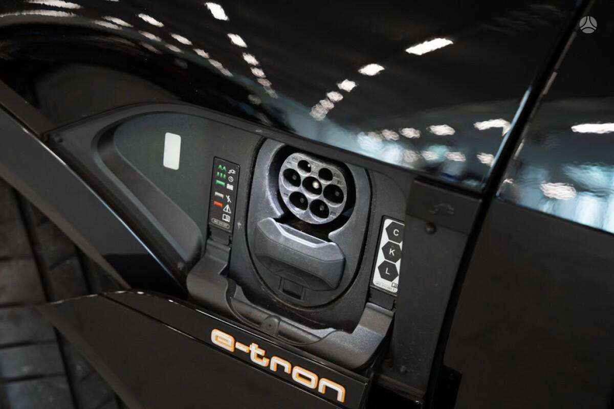 Audi e-tron, off-road / crossover