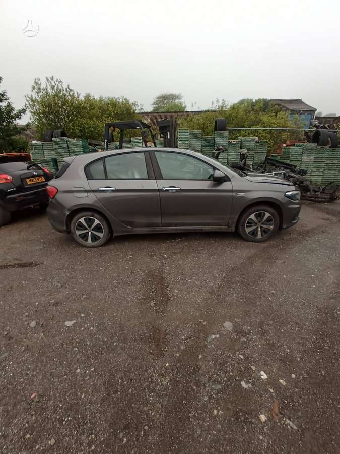 Fiat Tipo dalimis. Spalvos kodas 695