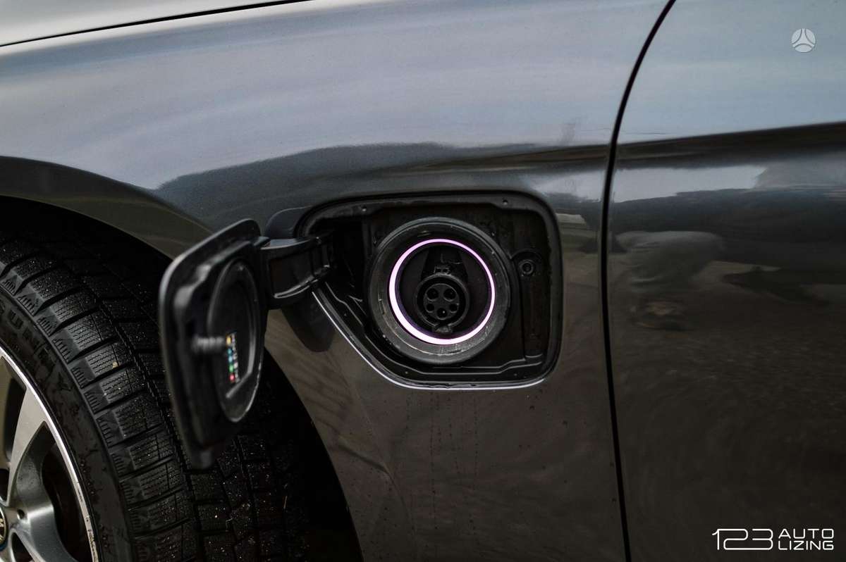BMW 330, 2.0 l., Седан