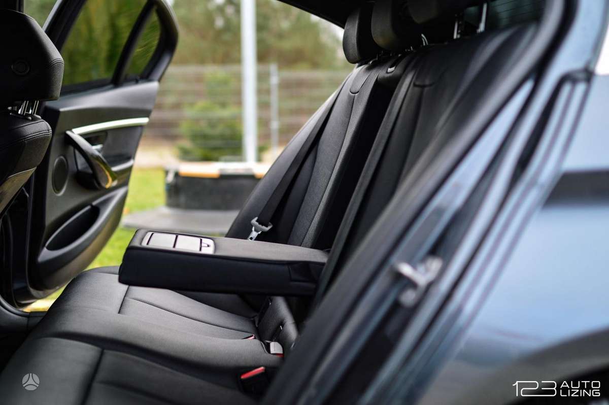 BMW 330, 2.0 l., Седан