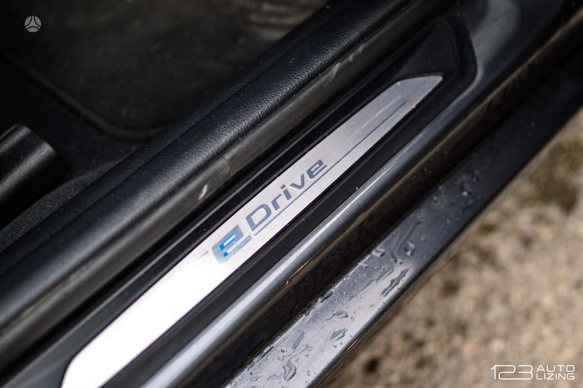 BMW 330, 2.0 l., Седан