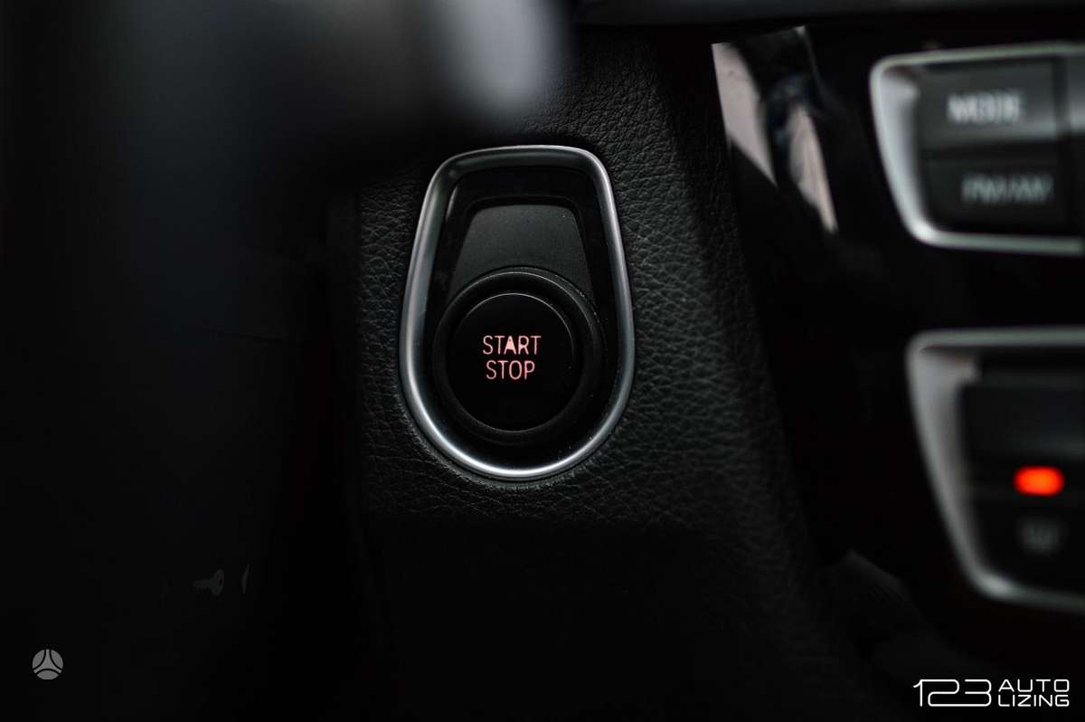BMW 330, 2.0 l., Седан