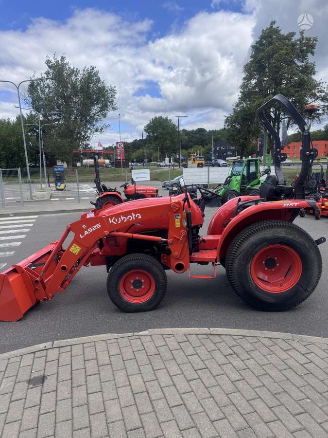Kubota L1-382 HST, tractors
