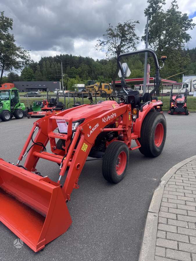 Kubota L1-382 HST, tractors