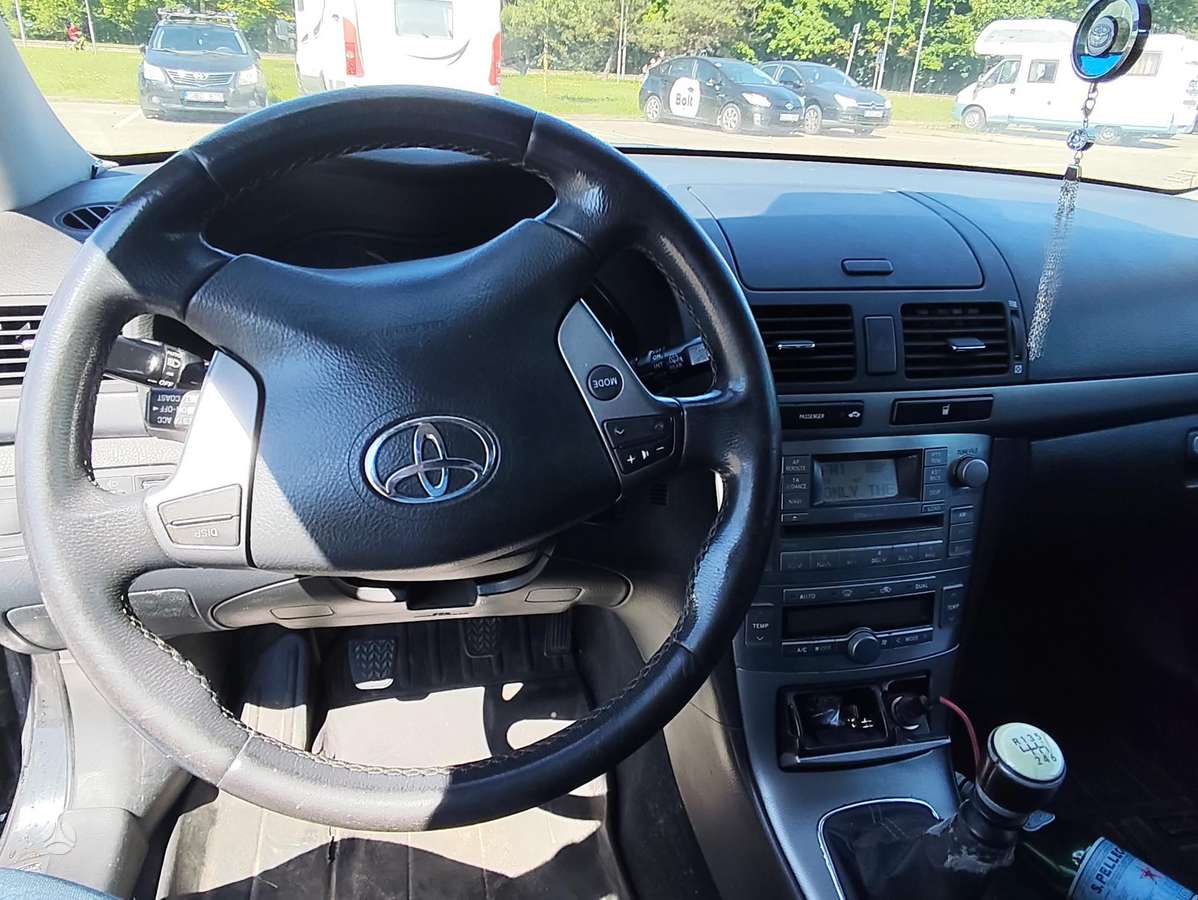 Toyota Avensis - 8