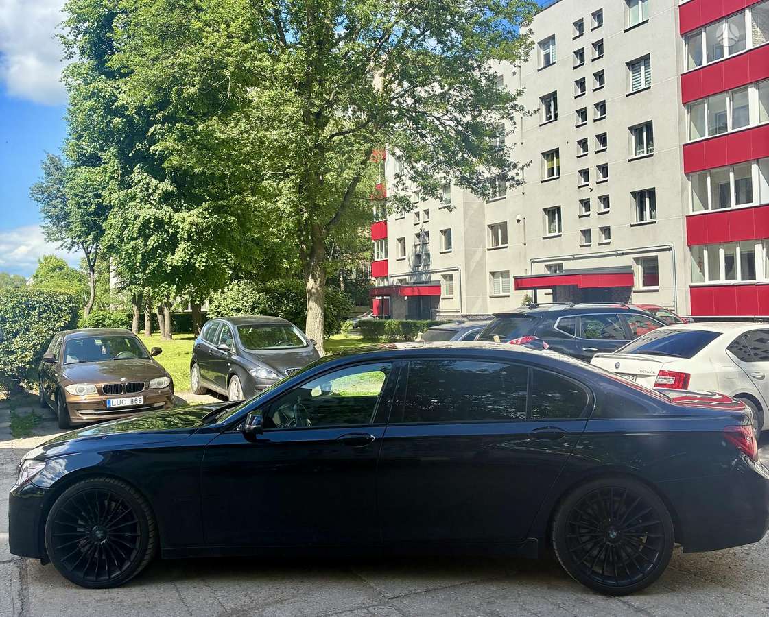 BMW 750, 4.4 l., Лимузин