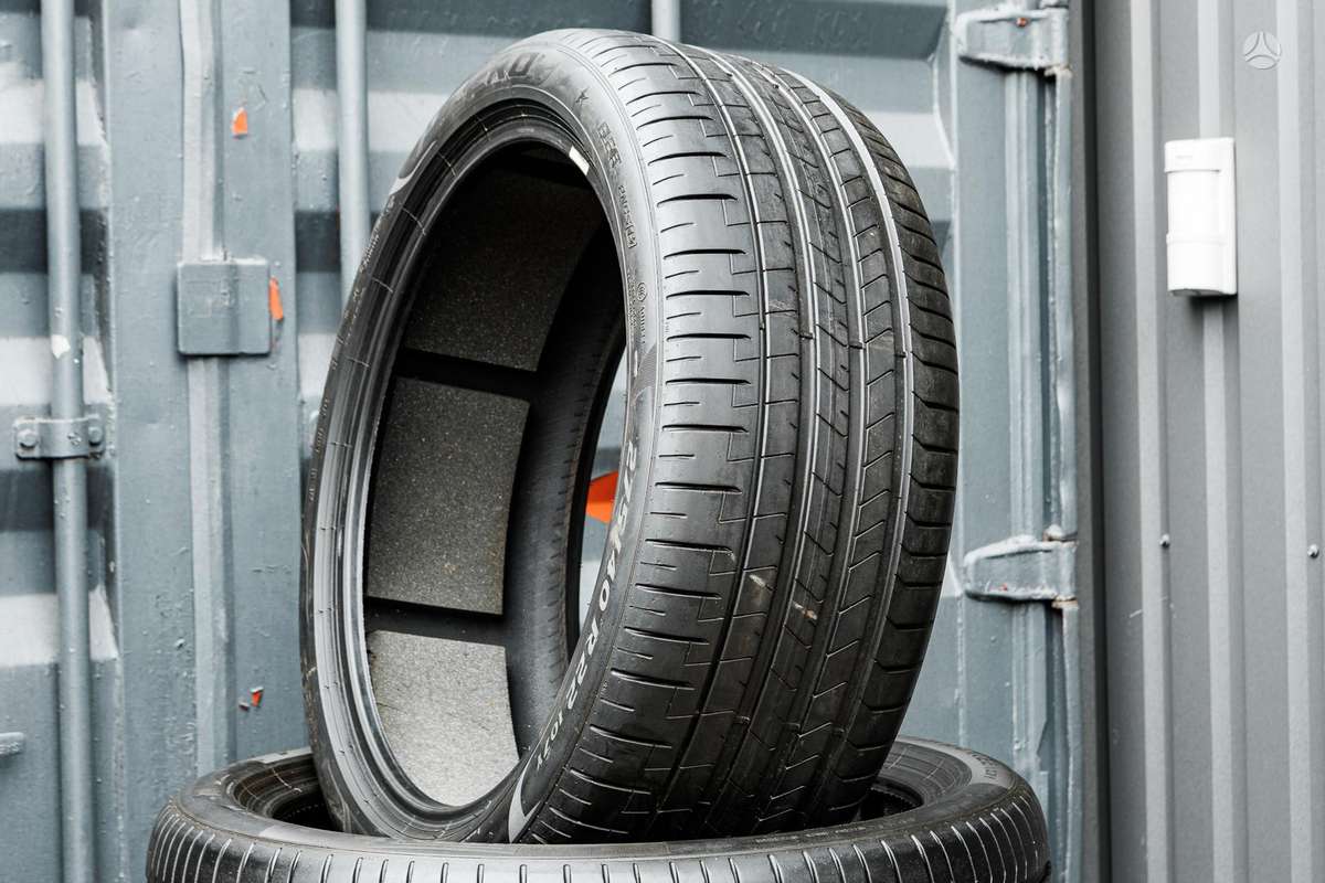 Pirelli P Zero 4, летние 275/40 R22