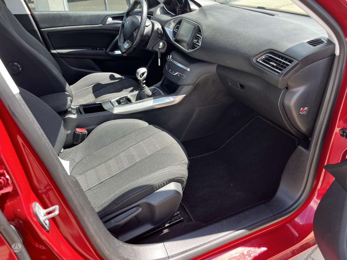Peugeot 308, 1.2 l., hatchback