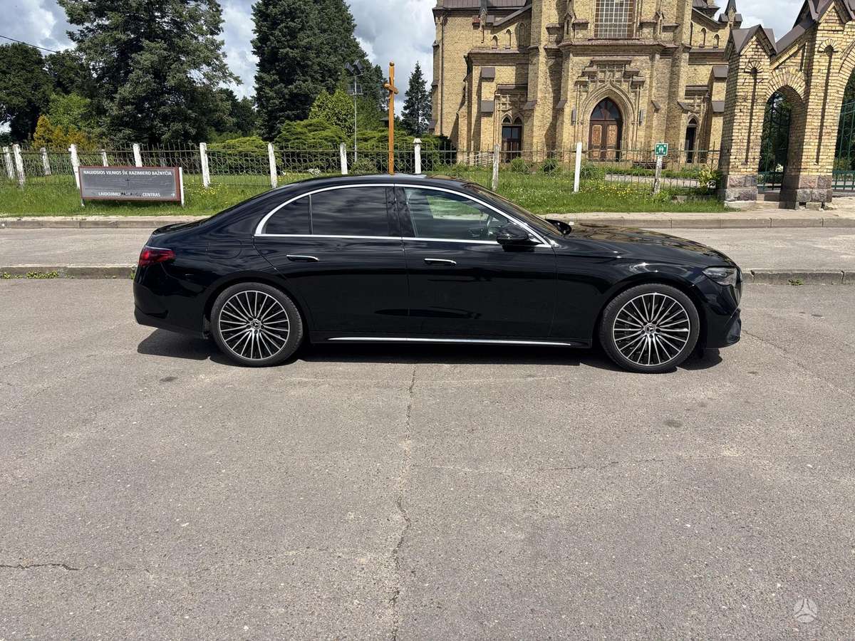 Mercedes-Benz E220, Седан