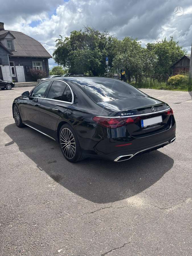Mercedes-Benz E220, sedans