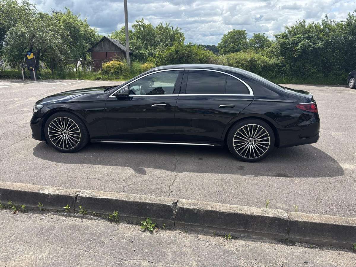 Mercedes-Benz E220, sedans