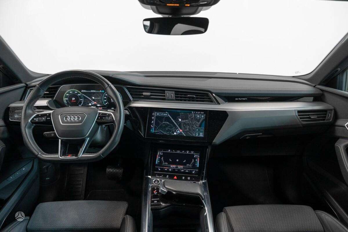 Audi e-tron, off-road / crossover